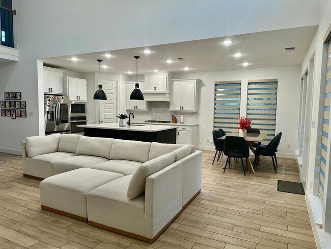 Building Photo - 1113 Scenic Grn Lp