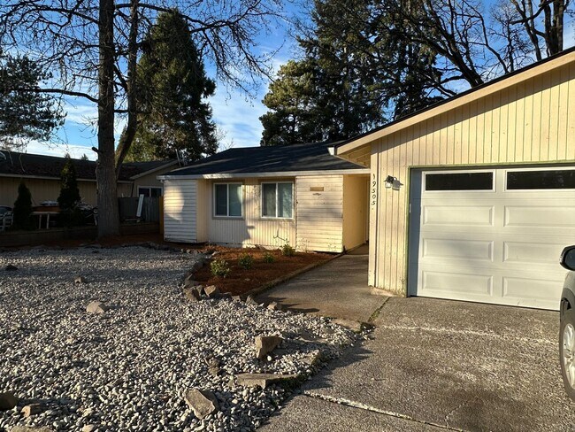 Building Photo - Your Newly Updated 3 Bed, 1 Bath Move-In Ready Home!