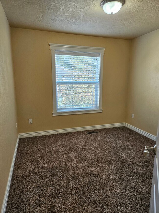 Building Photo - 3/2.5 in Boise-2 Car Garage, Fireplace, Vaulted Ceilings, Landscaping Included.