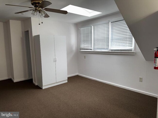 Building Photo - 6 N Main St