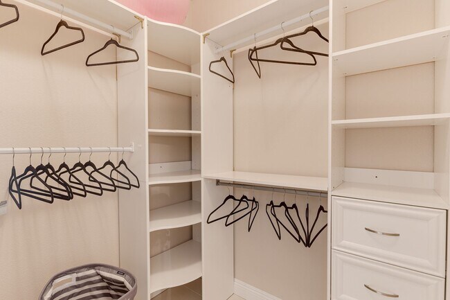 Building Photo - Fully Furnished Single-Story Gem in Peacef...