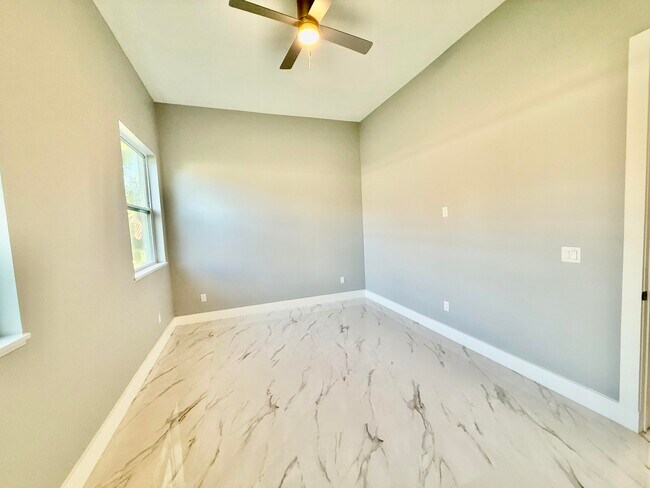 Building Photo - 675 NE Moss Rose Pl