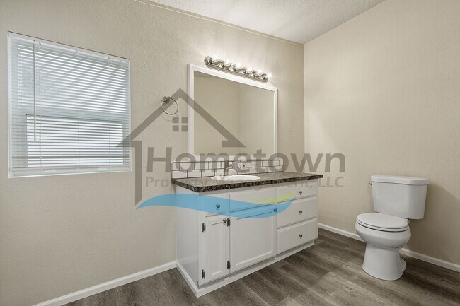 Building Photo - 3 Bedroom 2 Bathroom Home with Off-Street Parking Available in Sagle, Idaho!