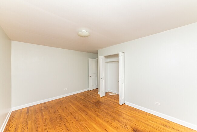 Building Photo - 4540 N Wolcott Ave