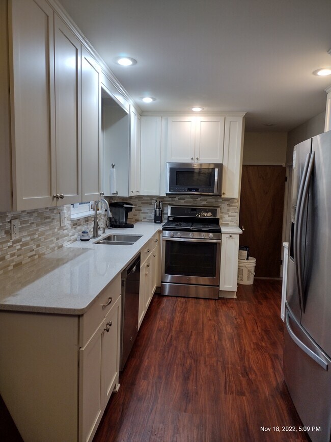 Kitchen - 2000 Autumn Ln