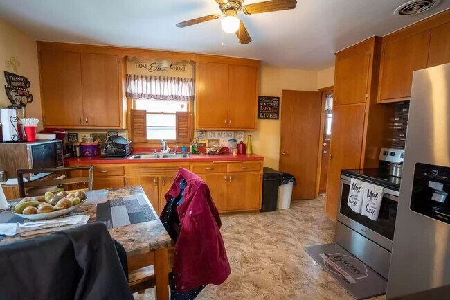 Building Photo - Most utilities INCLUDED!! 3 Bedroom 2 Bath Duplex Richfield Available May 1 2026