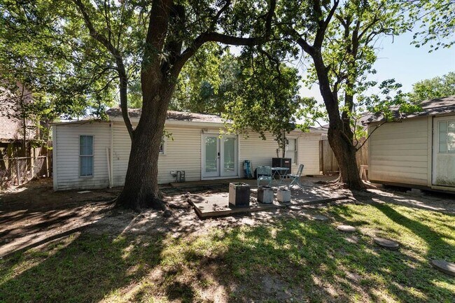 Building Photo - 5808 Community Dr