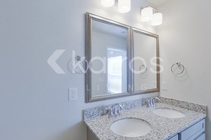 Building Photo - 2453 Banyan Cir
