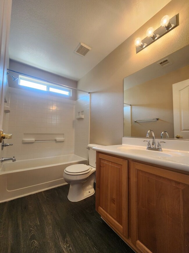 Building Photo - A Gorgeous 2 Bedroom, 2 Bathroom, 1 Car Ga...