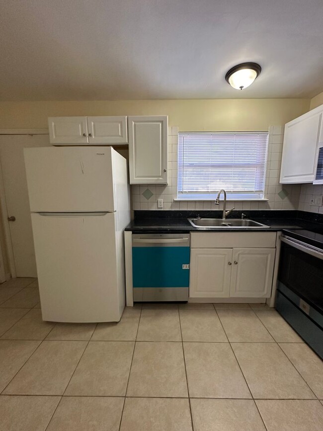 Building Photo - Malibu-4 Bedroom 2 Bath Single Family home
