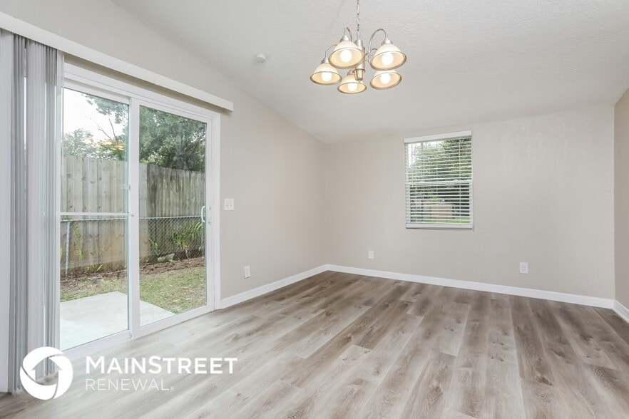 Building Photo - 2428 S Maple Ave