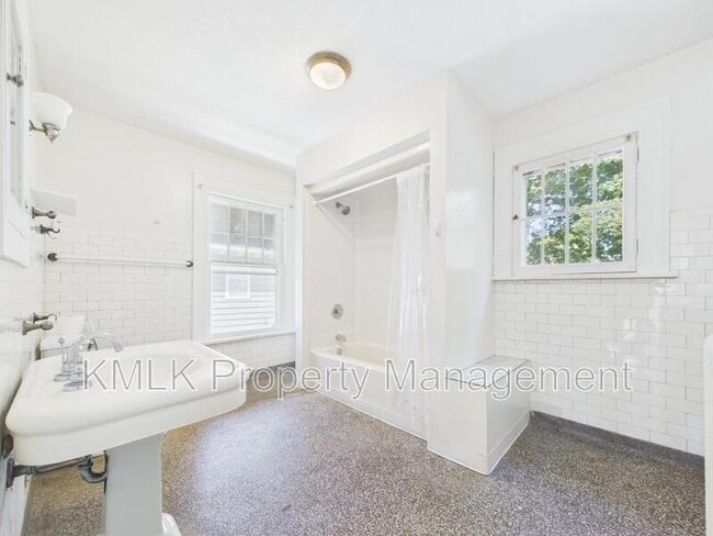 Building Photo - 137 Conger Ave