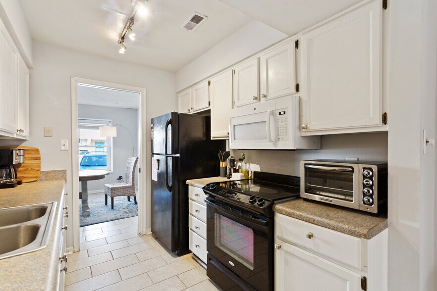 Building Photo - 2305 Breakers Ct