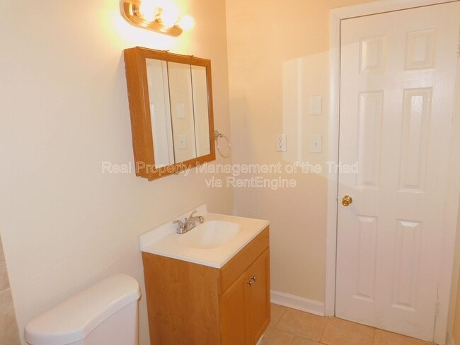 Building Photo - 2405 E Florida St