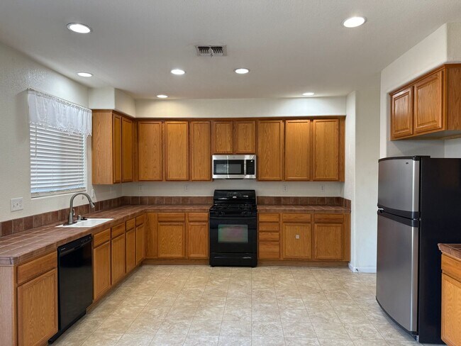 Building Photo - North Natomas 2 Story 3 Bedroom w/ Loft. 2 Car Attached Garage
