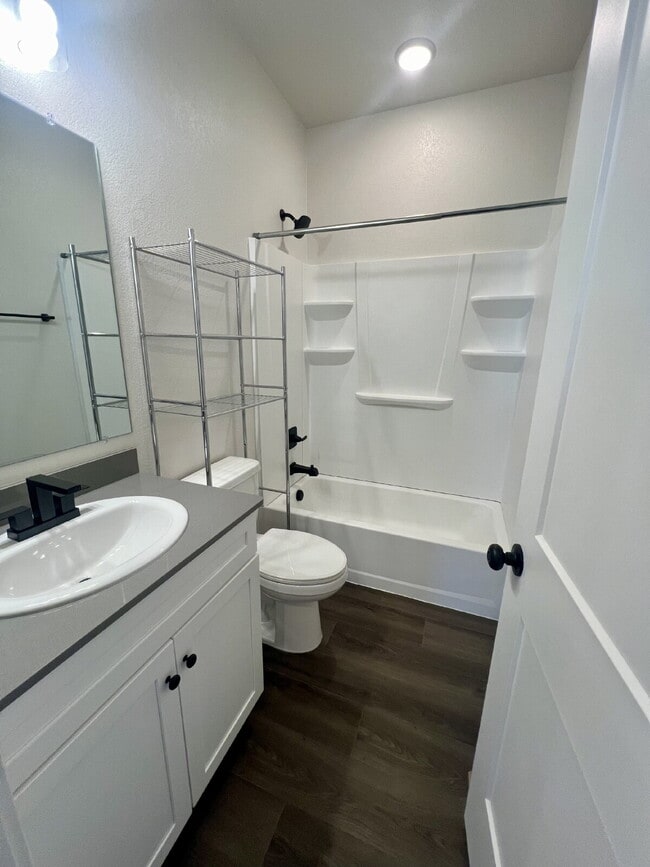 Building Photo - Newer Single Family Home Now Available!