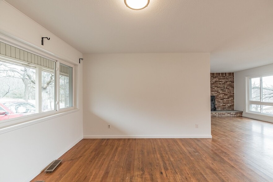 Building Photo - 1737 E 5th St