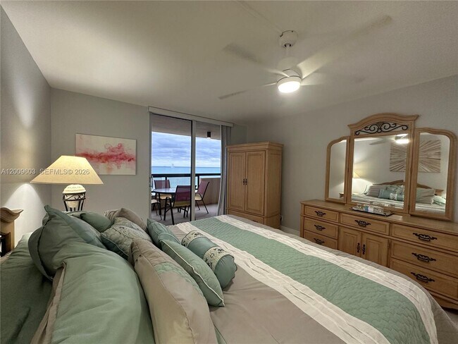 Building Photo - 2555 Collins Ave