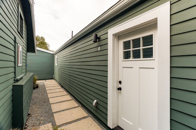 Building Photo - 126 1/2 Franklin Ct