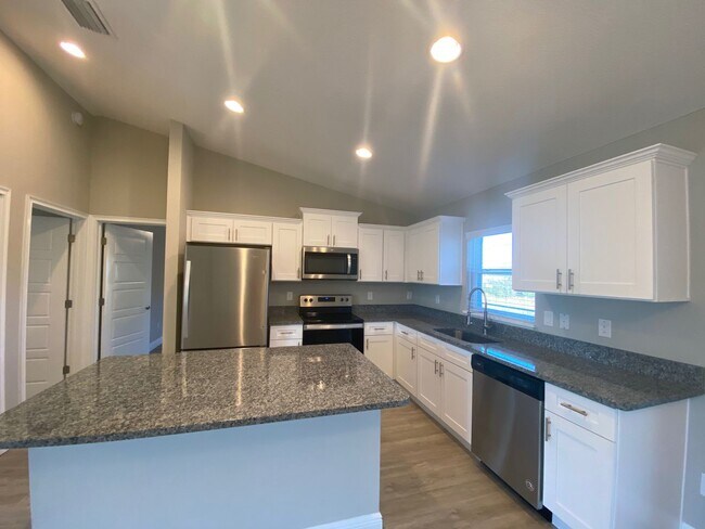 Building Photo - Available December 15th.....Custom Home - Desirable SE Ocala Neighborhood 3/2/2 **WON'T LAST**