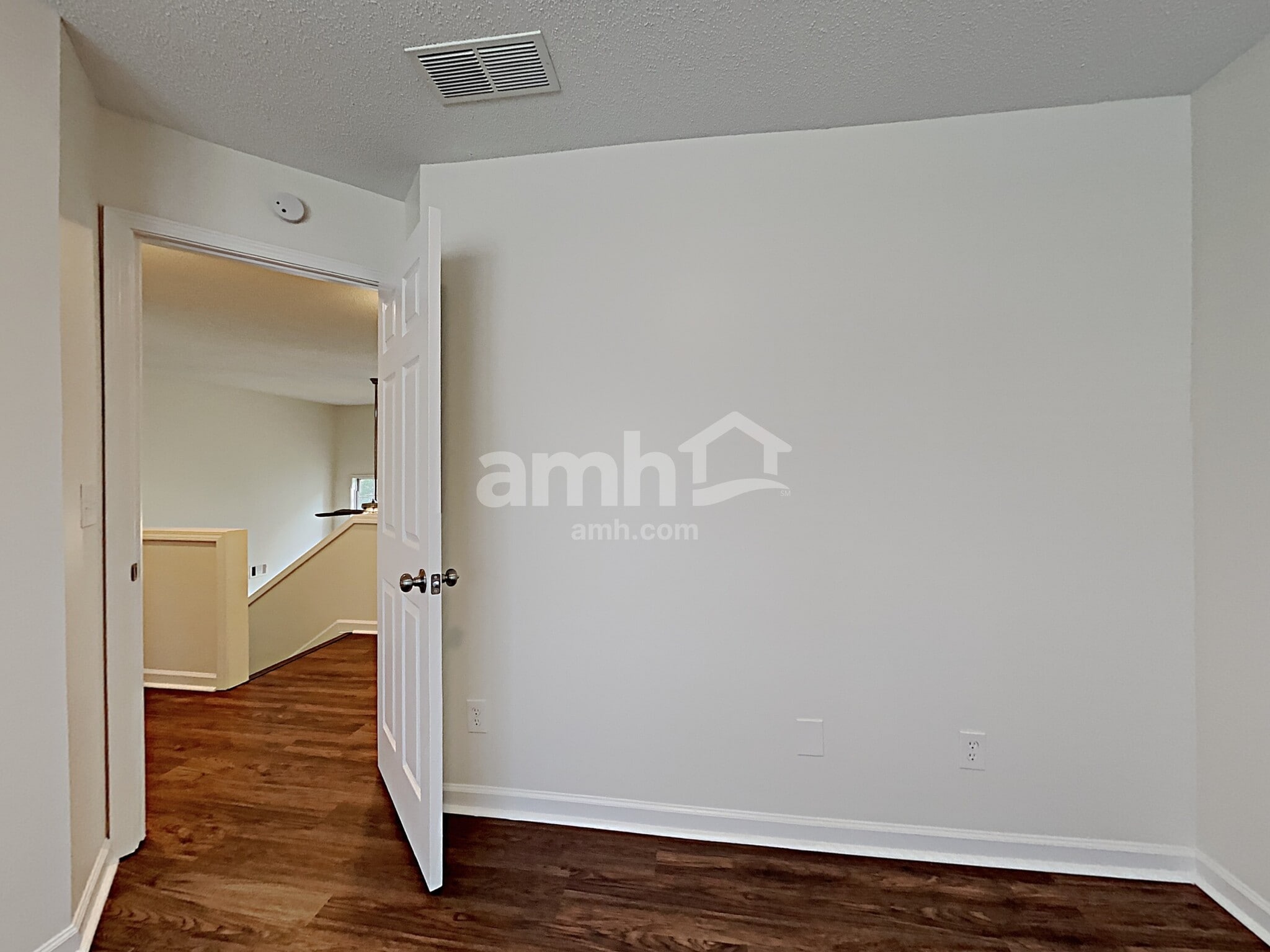 Building Photo - 122 Wallnut Hall Cir