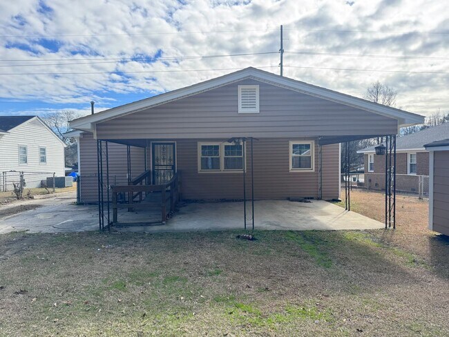 Building Photo - 908 Rochester Dr