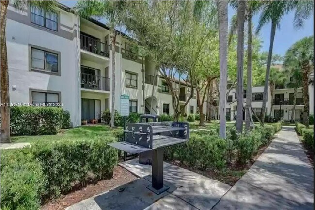 Building Photo - 570 S Park Rd