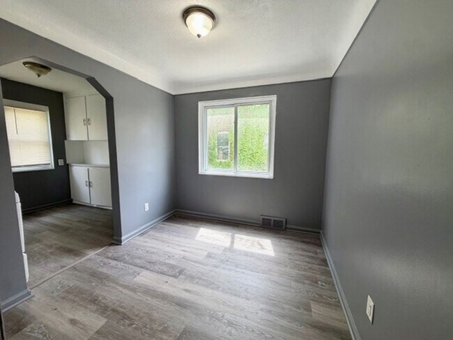 Building Photo - Beautiful 3 Bedroom 1 Bath Home For Lease