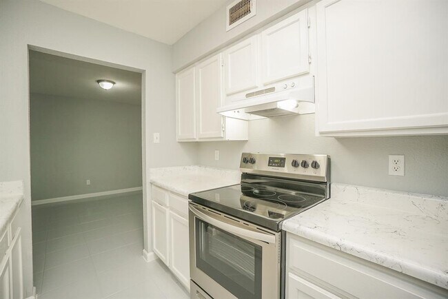 Building Photo - 7400 Bellerive Dr