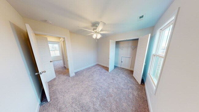 Building Photo - Modern Comfort, Great Location, and Pet-Fr...