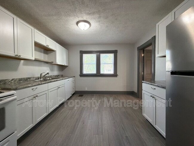Building Photo - 2434 W