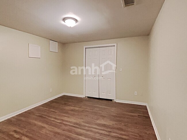 Building Photo - 320 Lazy Willow Lane