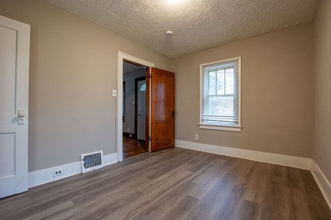 Building Photo - 2 Bedroom / 1 Bath Home located near Askar...