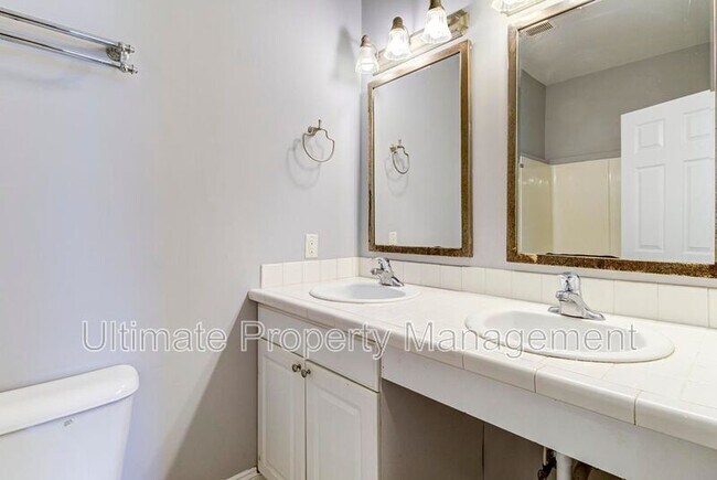 Building Photo - 220-1 Rose Ave