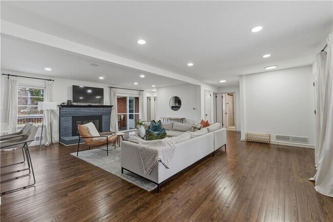 Building Photo - 2393 Lilla Cir SW