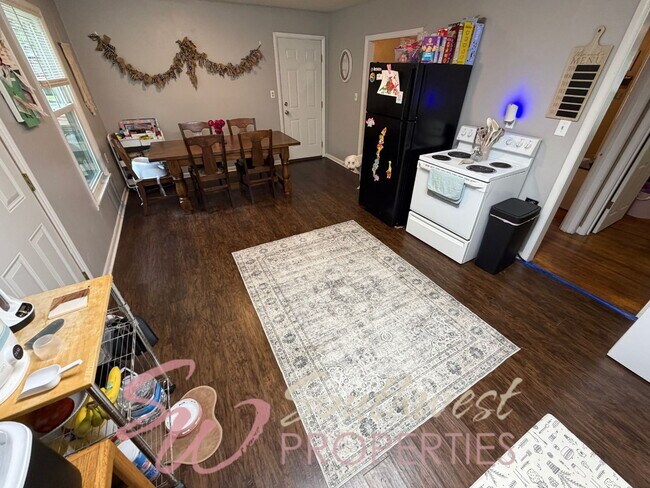 Building Photo - 3 bedroom 1 bath with large bedrooms! Easy walk to campus!