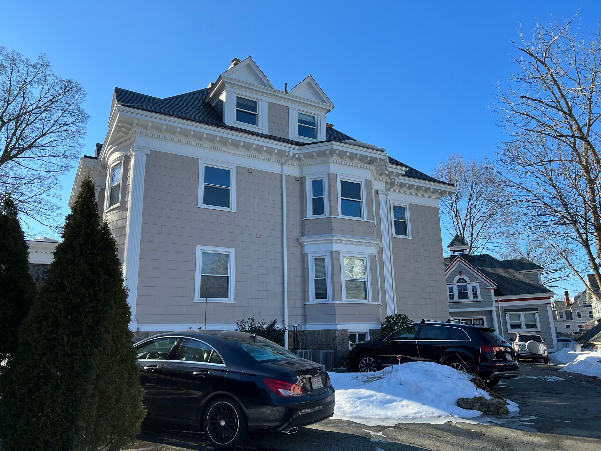 Building Photo - 731 Cambridge St