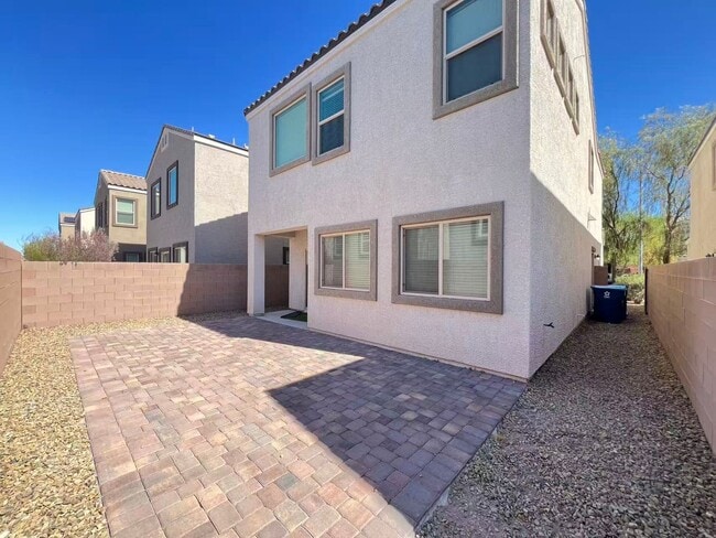 Building Photo - Modern two-story single-family home