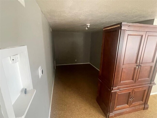 Building Photo - 909 Court Ave