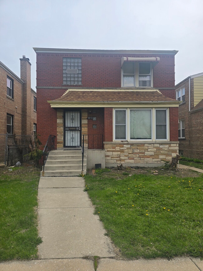 Primary Photo - 8851 S Blackstone Ave