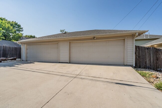 Building Photo - Charming 3-Bedroom, 2-Bathroom Townhome – ...