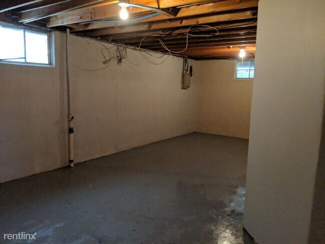 Building Photo - 3 br, 1.5 bath House - 4958 Marshall Dr