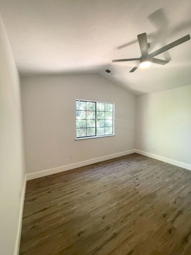 Building Photo - Darling Elk Grove Halfplex!