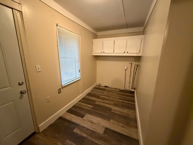 Building Photo - 2 Bedroom- 1 Bathroom- Home in Silver Creek!