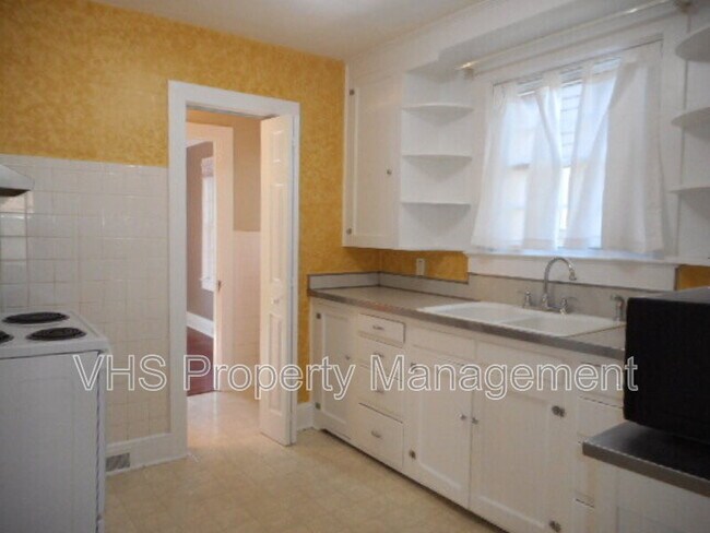 Building Photo - 815 Bright St