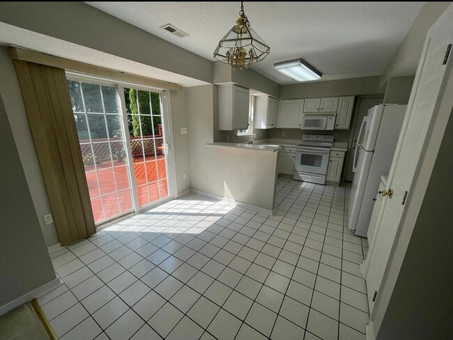 Building Photo - Beautiful two story home in the Ashbrook C...