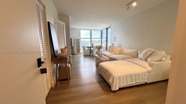 Building Photo - 2899 Collins Ave