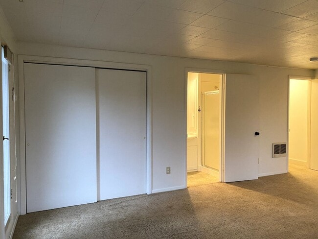 Building Photo - Quaint Hood River Cottage