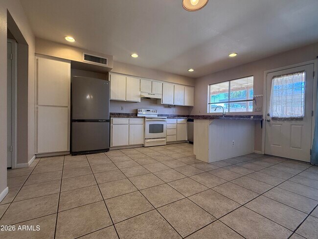 Building Photo - 2231 W Fremont Dr