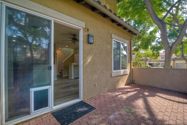 Building Photo - Immaculate Town Home in the Valencia Commu...